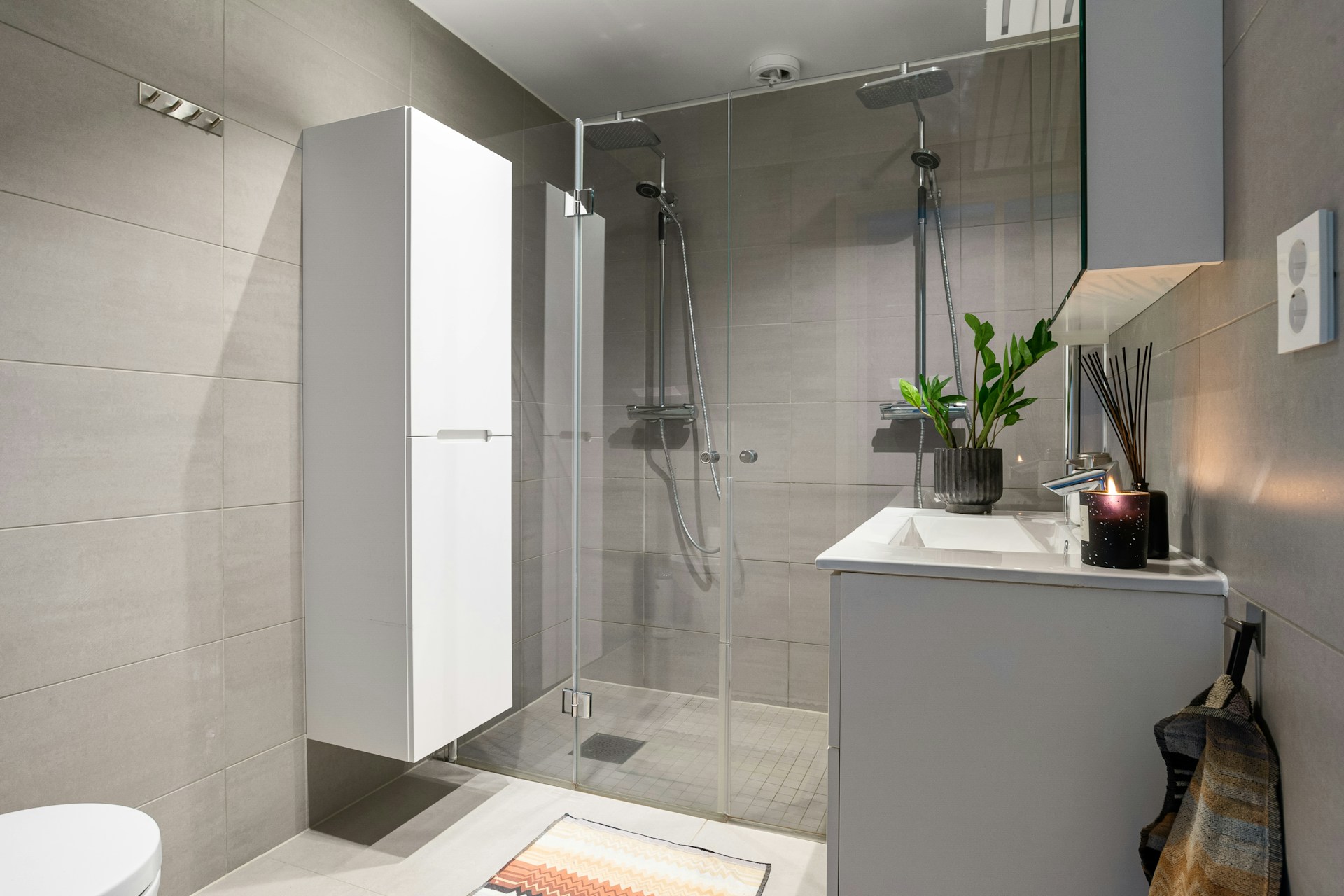 Shower Essence -Shower Essence lisa anna fvAJVh6JpEU unsplash